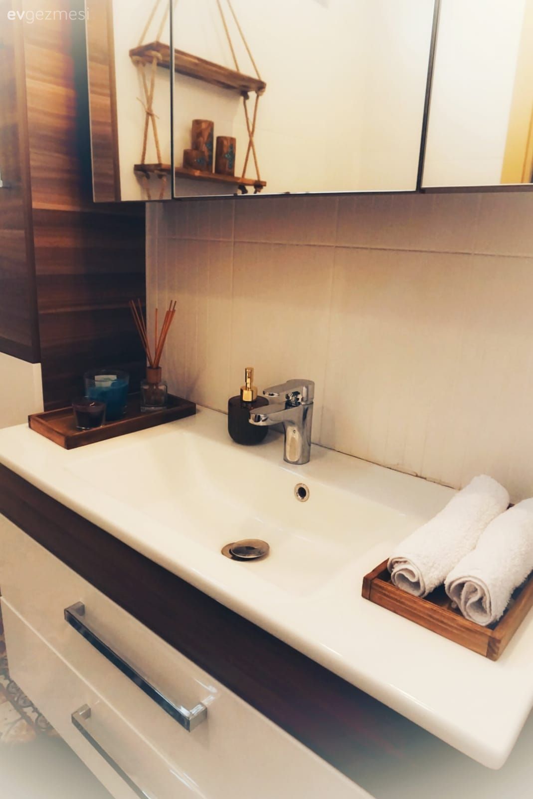 Banyo, Beyaz, Kahverengi, Banyo dolabı, Banyo aynası, Banyo seramikleri, Banyo aksesuarları