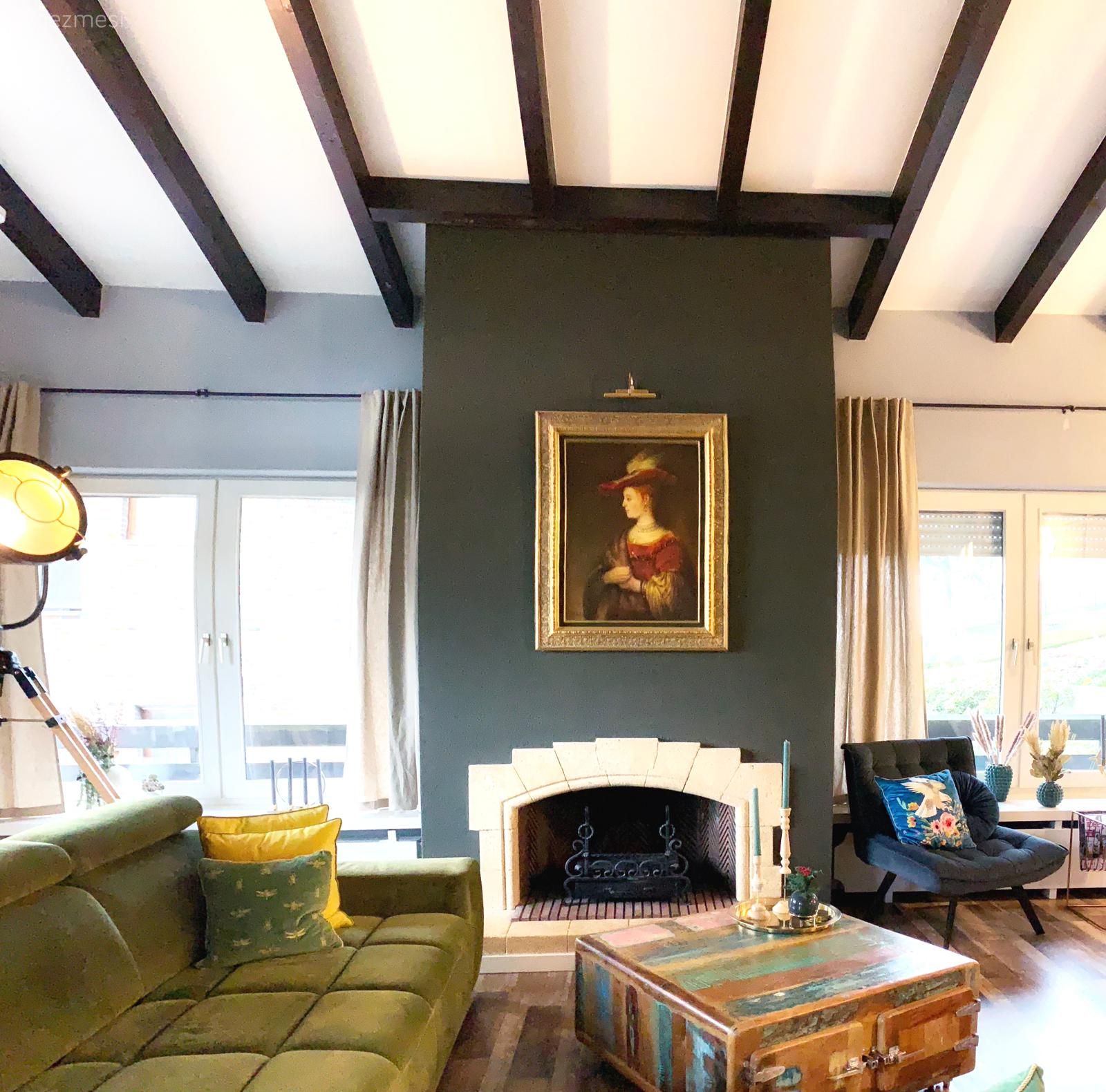 Yeşil duvar, Yeşil, Tablo, Duvar dekorasyonu, Şömine, Koltuk takımı, Berjer, Lambader, Aydınlatma, Fon perde, Perde