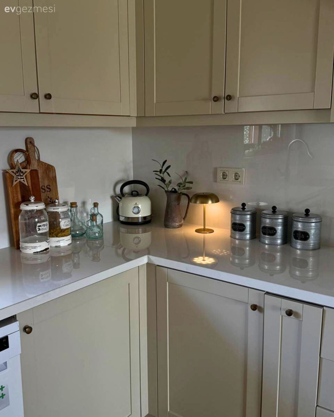 Country, Mutfak, Gri, Bej, Beyaz, Shaker kapaklı dolaplar, Mutfak tezgahı, Mutfak tezgah arası, Mutfak aksesuarları