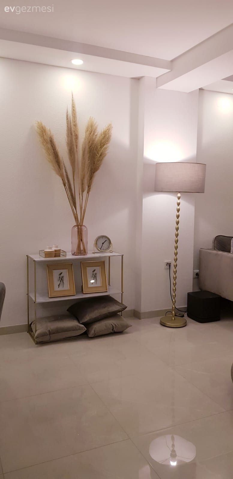 Konsol, Konsol üzeri dekoratif objeleri, Art deko, Çerçeve, Vazo, Ev Aksesuar, Pampas otu, Lambader, Aydınlatma, Pudra pembe, Vizon, Spot aydınlatma, Kırlent, Ev tekstili, Köşe koltuk, Koltuk takımı, Zemin seramikleri