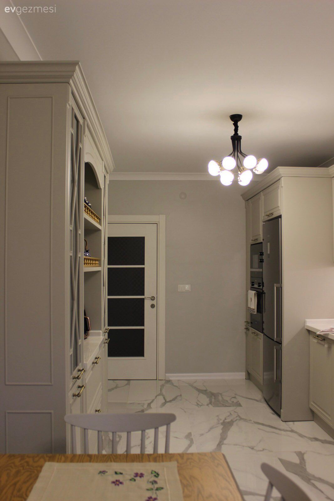 Mutfak, Country mutfak, Beyaz, Bej, Krem, Avize, Aydınlatma, Ekstra mutfak dolabı, Sandalye, Mutfak masası, Mutfak Avize Modelleri, Ahşap masa