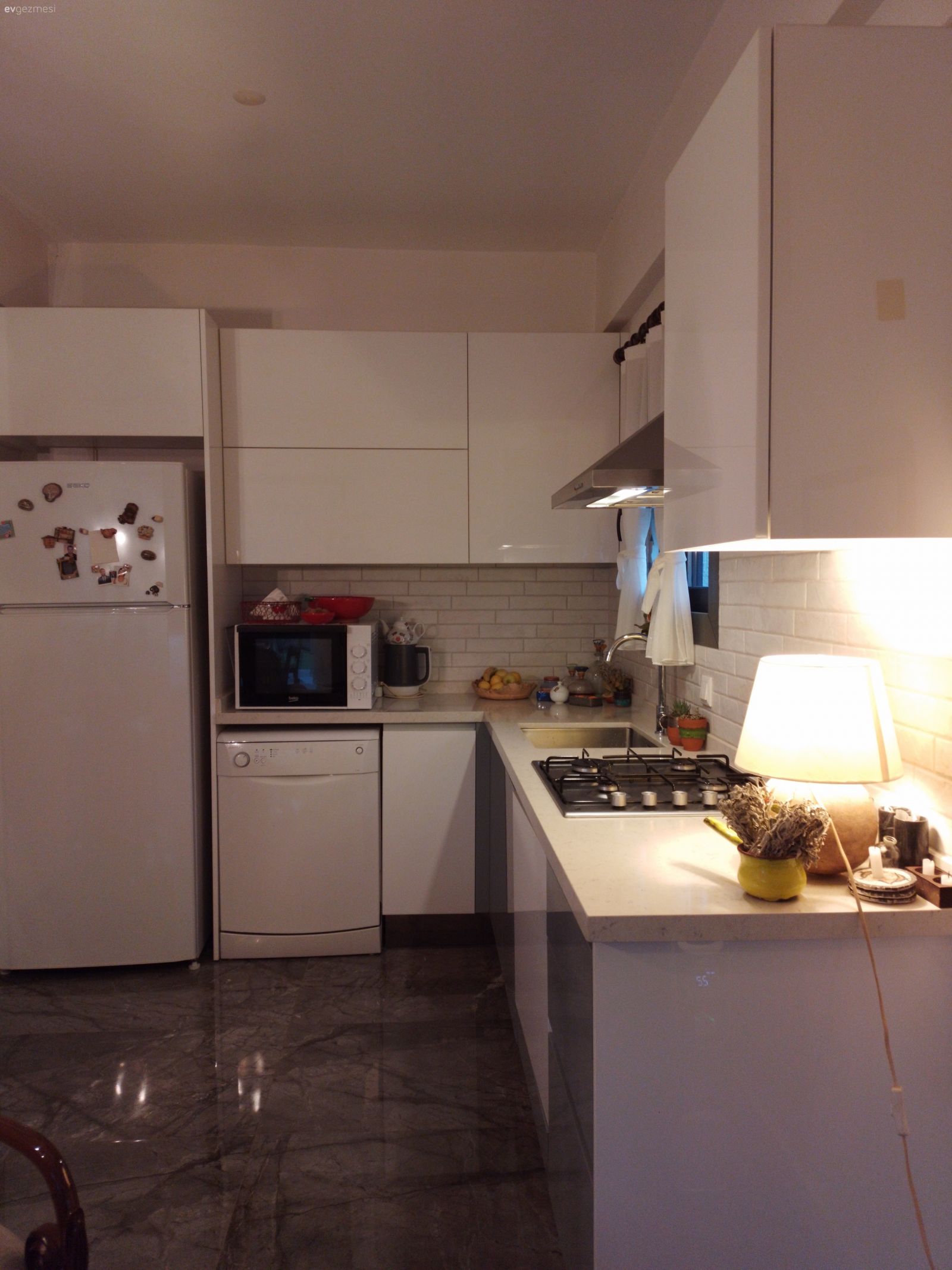 Mutfak, Modern, Kulpsuz mutfak dolabı, Gri, Beyaz, Mutfak perdesi, Davlumbaz, Mutfak tezgahı, Mutfak tezgah arası, Tezgah arası seramik