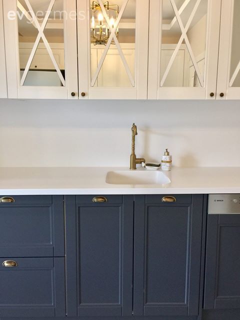 Mutfak, Mavi, Beyaz, Mutfak tezgahı, Mutfak tezgah arası, Shaker kapaklı dolaplar, Ayna kapaklı dolap, Ayna, Mutfak Avize Modelleri, Mutfak halısı