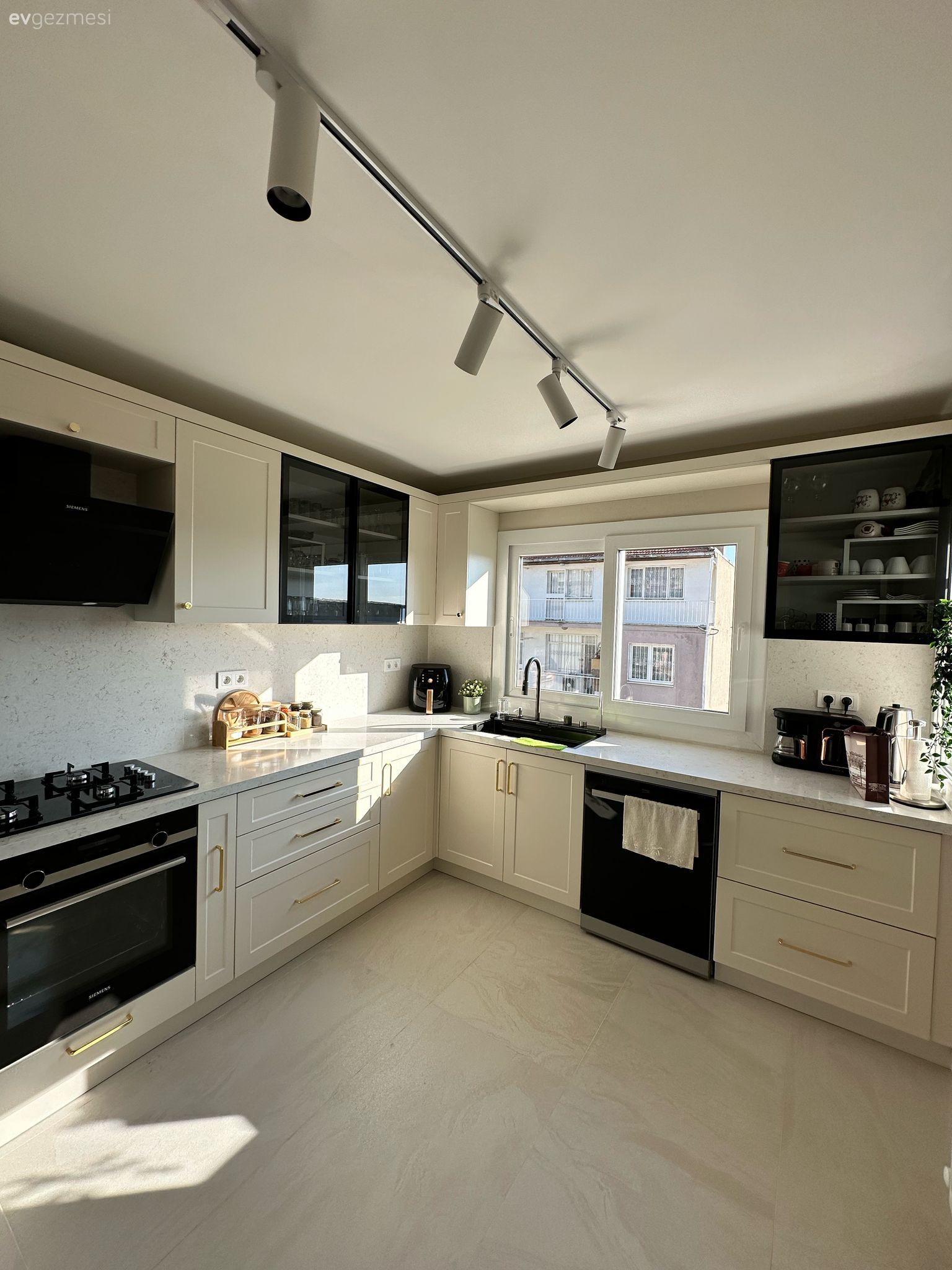 Mutfak Gezmesi: Balkon Kapısı Olmuş Servis Penceresi!