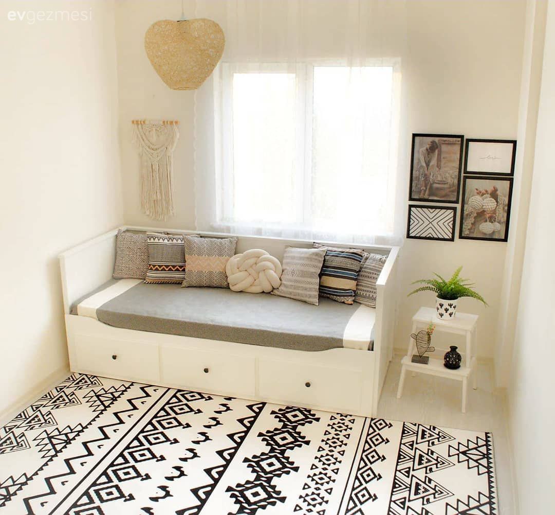 Oturma Odası, Sedir, Gri, Beyaz, Kırlent, Ev tekstili, Halı, Geometrik desen, Desenler, Duvar dekorasyonu, Hasır avize, Yan sehpa, Sehpa, Tablo