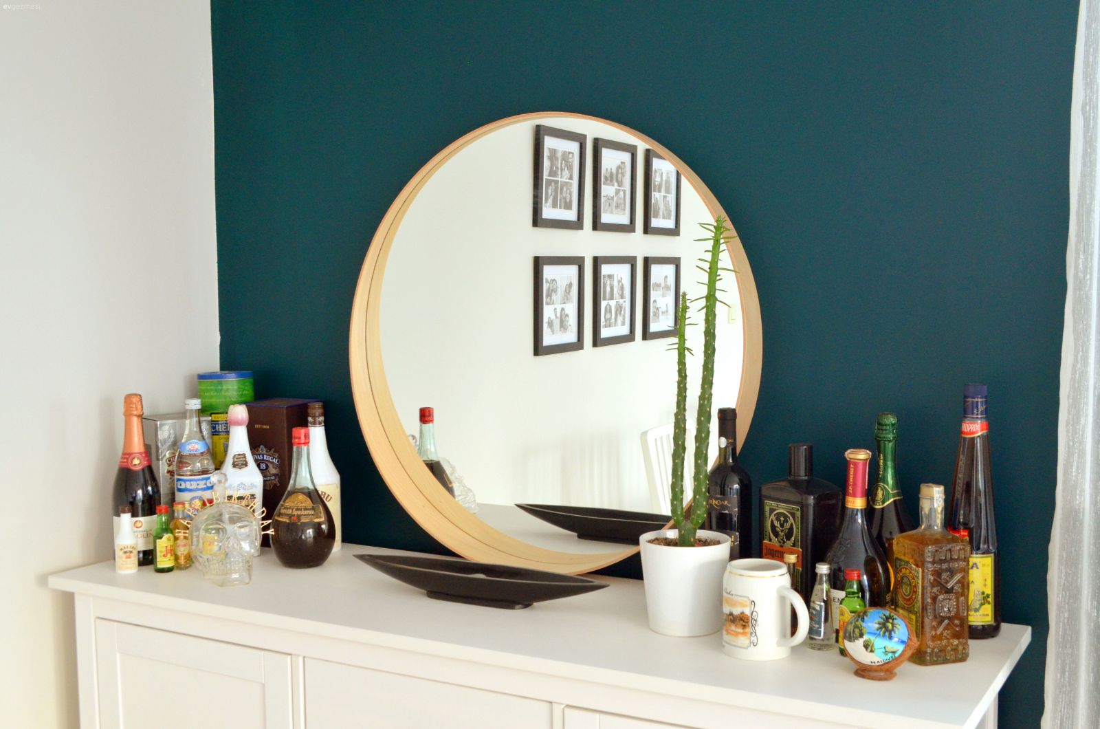 Antrasit duvar, Yuvarlak ayna, Dekoratif ayna, Konsol, Beyaz, Konsol üzeri dekoratif objeleri