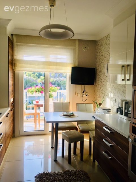 Mutfak, Kahverengi, Beyaz, Mutfak masası, Sandalye, Mutfak Avize Modelleri, Mutfak halısı, Puf, Mutfak perdesi, Duvar kağıdı, Duvar dekorasyonu, Mutfak duvar dekorasyonu, Mutfak tezgahı, Mutfak tezgah arası