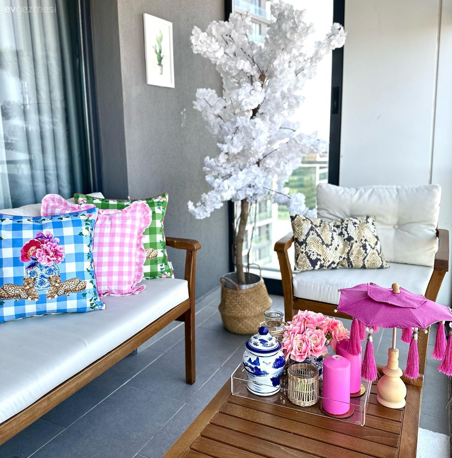 Balkon, Beyaz, Mavi, Kırmızı, Krem, Bej, Ahşap Mobilya, Balkon masası, Balkon oturma grubu, Balkon halısı, Kapalı balkon, Vazo, Ev Aksesuar, Çiçekler, Kırlent, Ev tekstili, Yeşil, Pembe