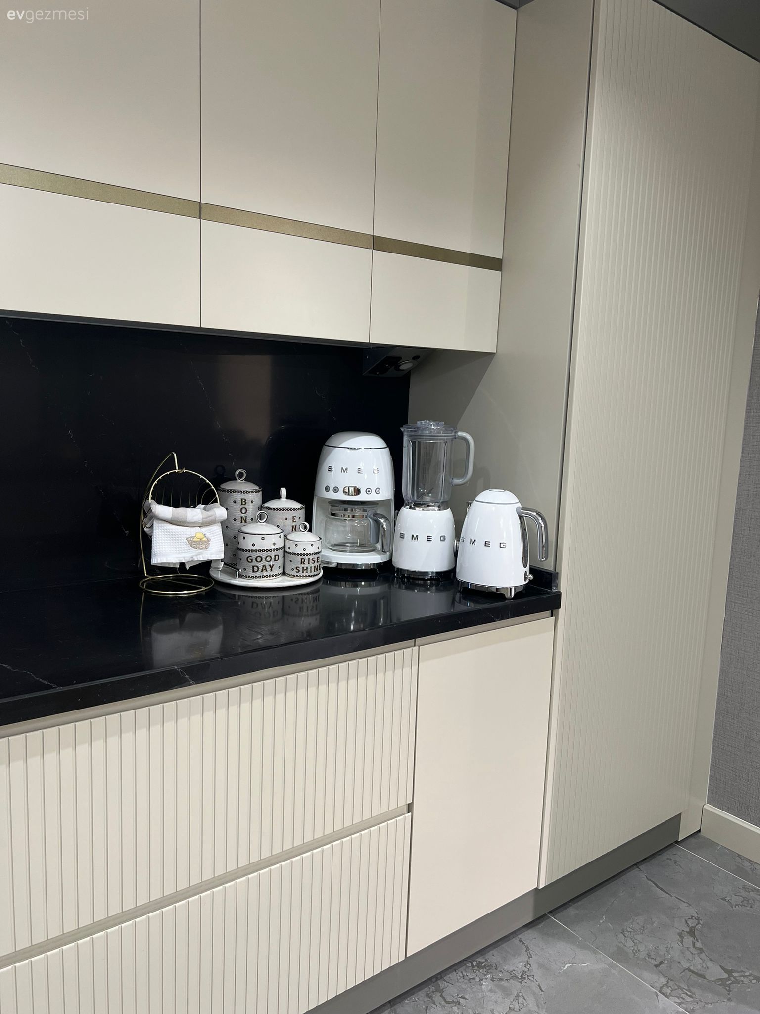 Beyaz, Siyah, Siyah tezgah, Mutfak tezgahı, Mutfak aksesuarları, Mutfak, Mutfak tezgah arası, Lambri