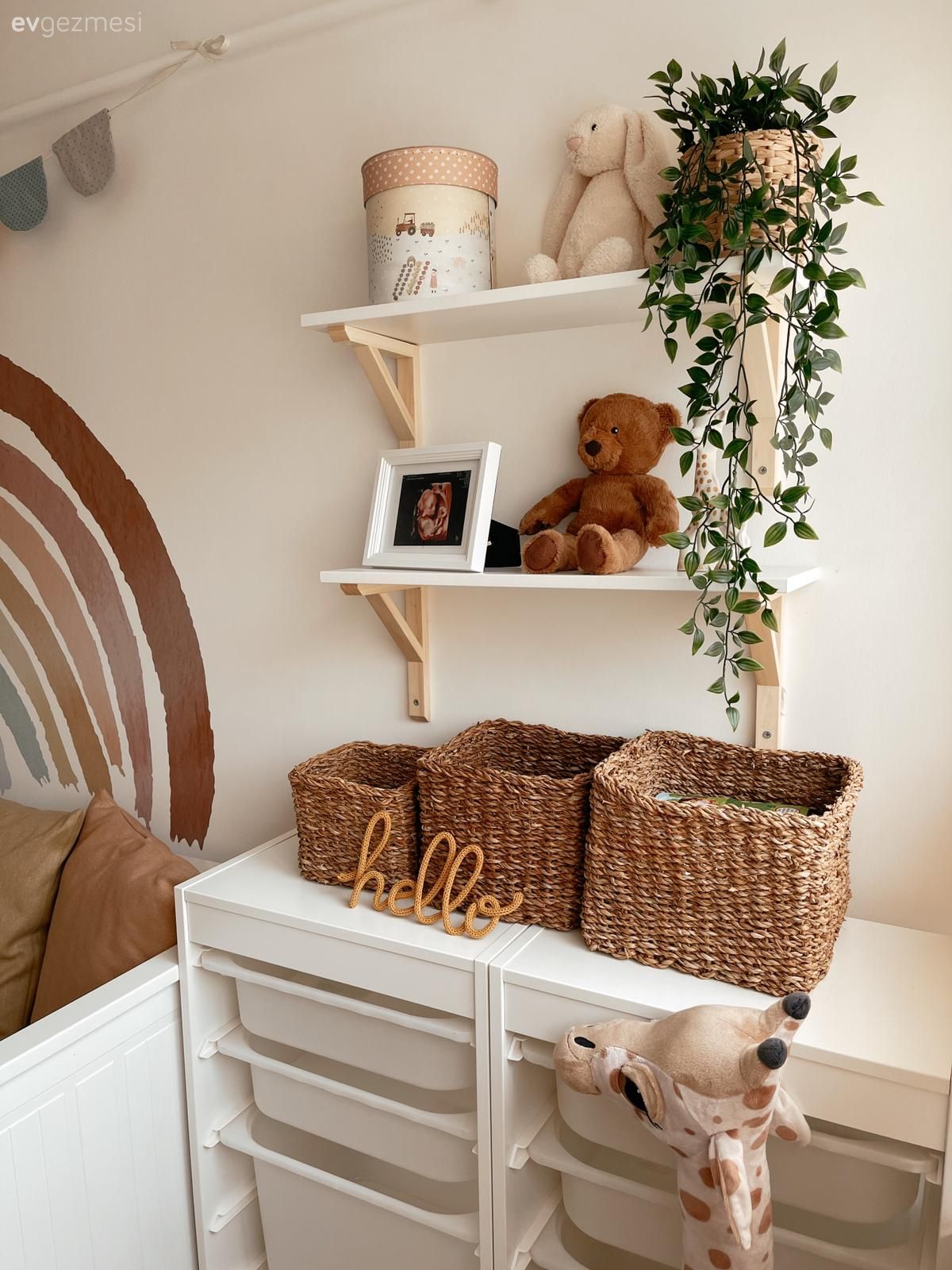Çocuk Odası, Beyaz, Kahverengi, Vizon, Sedir, Çocuk odası duvar dekorasyonu, Kırlent, Ev tekstili, Hasır sepet, Duvar rafı, Duvar dekorasyonu, Halı, Çocuk odası halısı, Hasır, Saksı