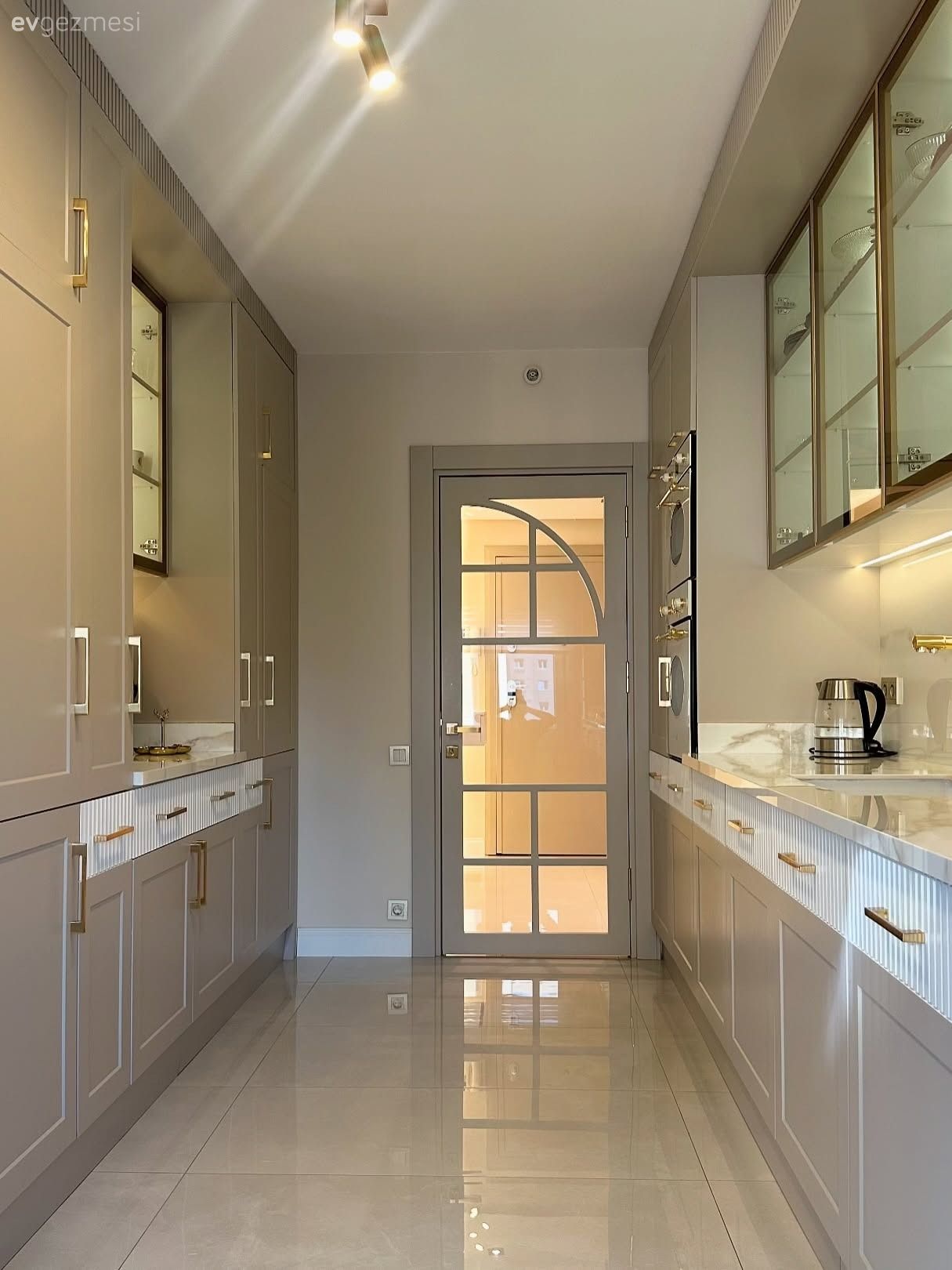 Son Zamanların Gözde Dolap Tasarımlarının Çoğu Bu Evde Kullanılmış