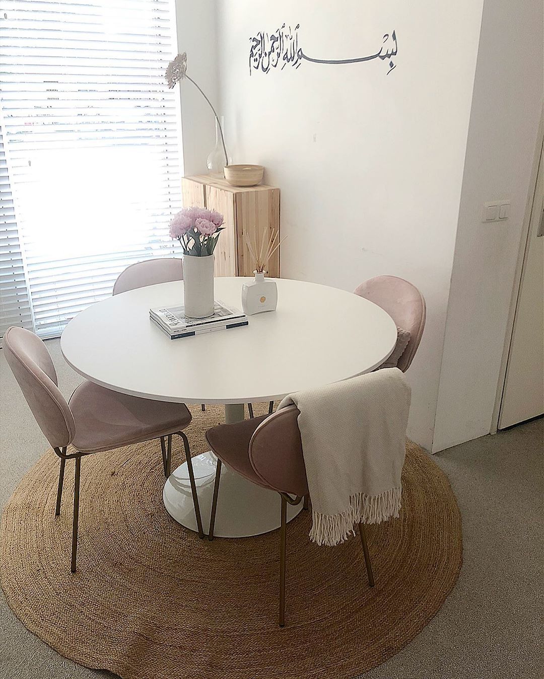 Mutfak masası, Beyaz, Pudra pembe, Bej, Yuvarlak halı, Halı, Modern, Jüt halı, Vazo, Ev Aksesuar