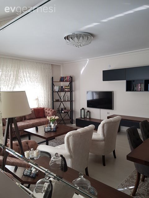 Salon, Pudra pembe, Gri, Beyaz, Siyah, Chesterfield, Koltuk takımı, Berjer, Kitaplık, Tv ünitesi, Orta sehpa, Sehpa, Ahşap Mobilya, Avize, Aydınlatma, Salon avizesi, Lambader, Kruvaze perde, Perde