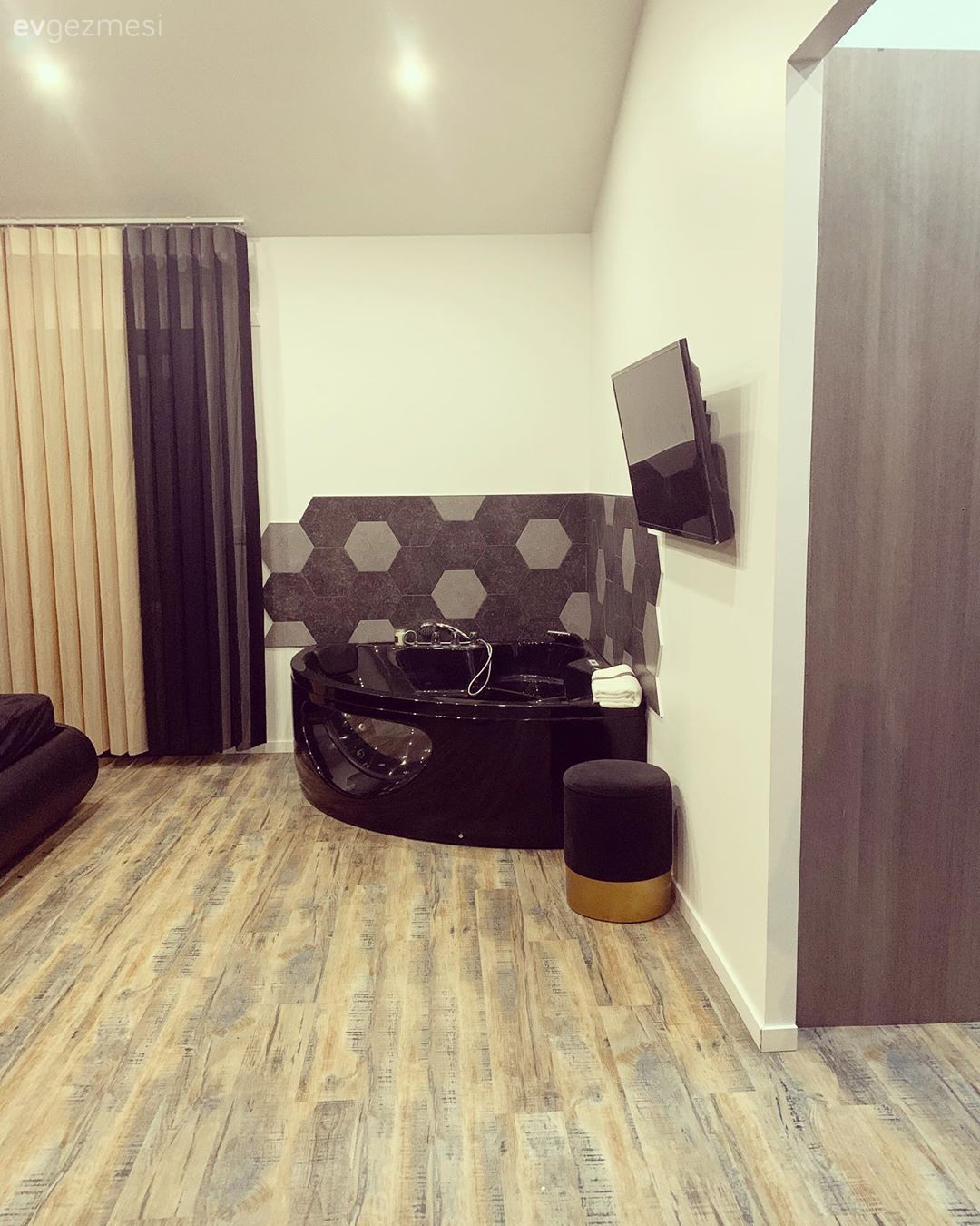 Yatak Odası, Siyah, Sarı, Siyah duvar, Fon perde, Perde, Tül perde, Jakuzi, Duvar dekorasyonu, Parke