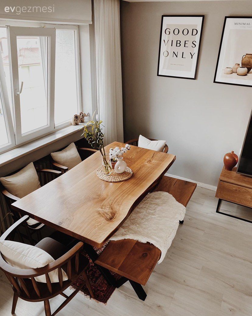 Gri duvar, Tablo, Duvar dekorasyonu, Bank, Sandalye, Ahşap masa, Ahşap Mobilya, Tül perde, Perde