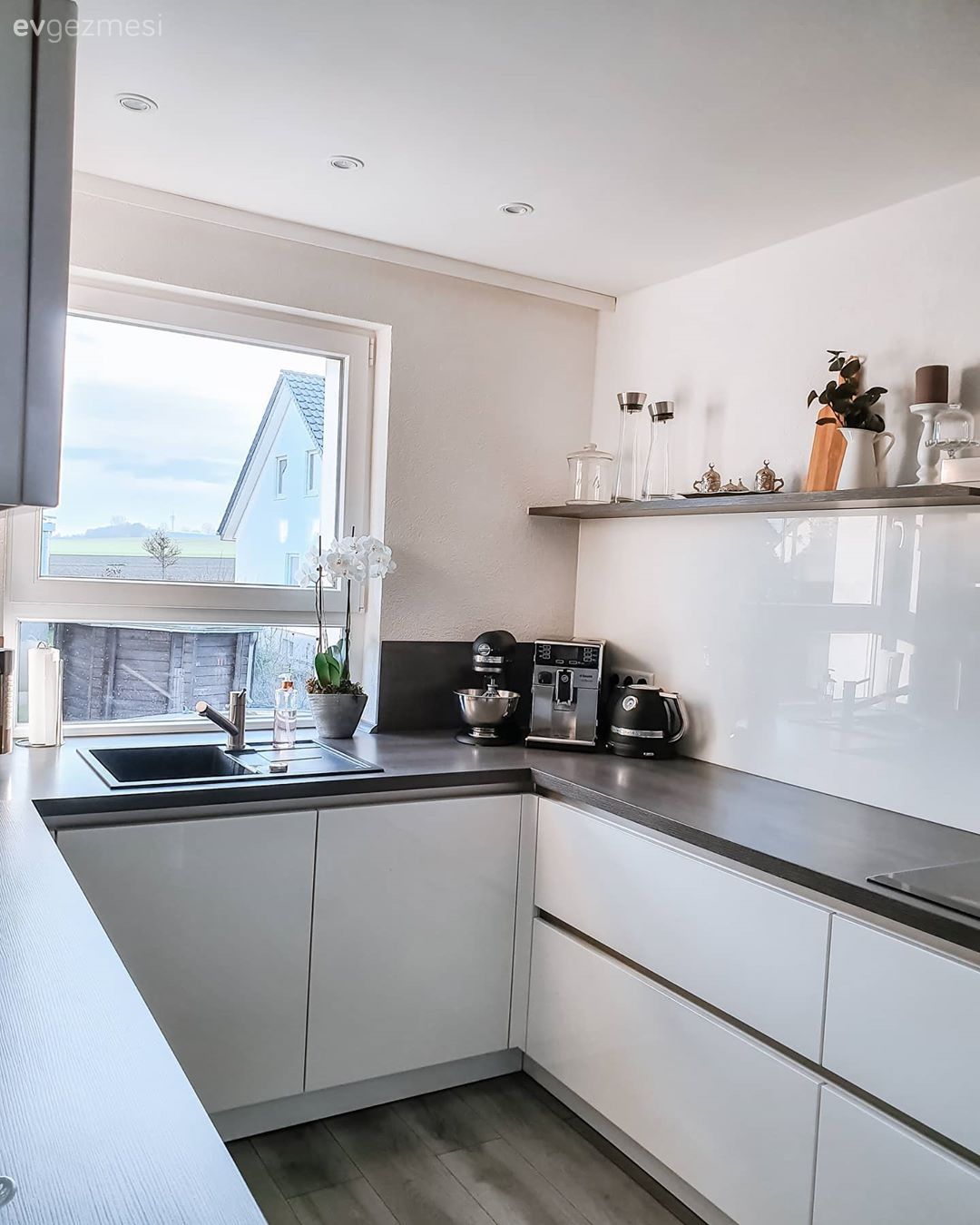 Mutfak, Beyaz mutfak, Modern mutfak, Kulpsuz mutfak dolabı, Beyaz, Gri, Siyah, U-tipi mutfak, Pencere önü eviye, Eviye , Mutfak aksesuarları, Mutfak tezgahı, Mutfak tezgah arası, Mutfak rafı