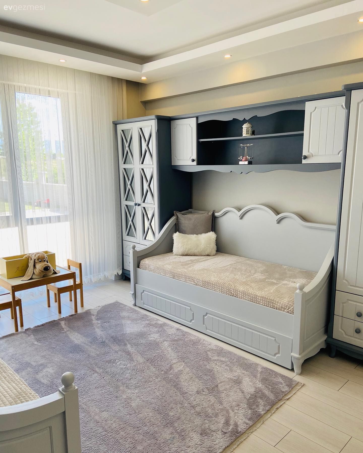 Çocuk Odası, Beyaz, Gri, Krem, Sedir, Tül perde, Perde, Çocuk odası halısı, Spot aydınlatma, Aydınlatma, Vizon, Özel yapım dolaplar, Dolap