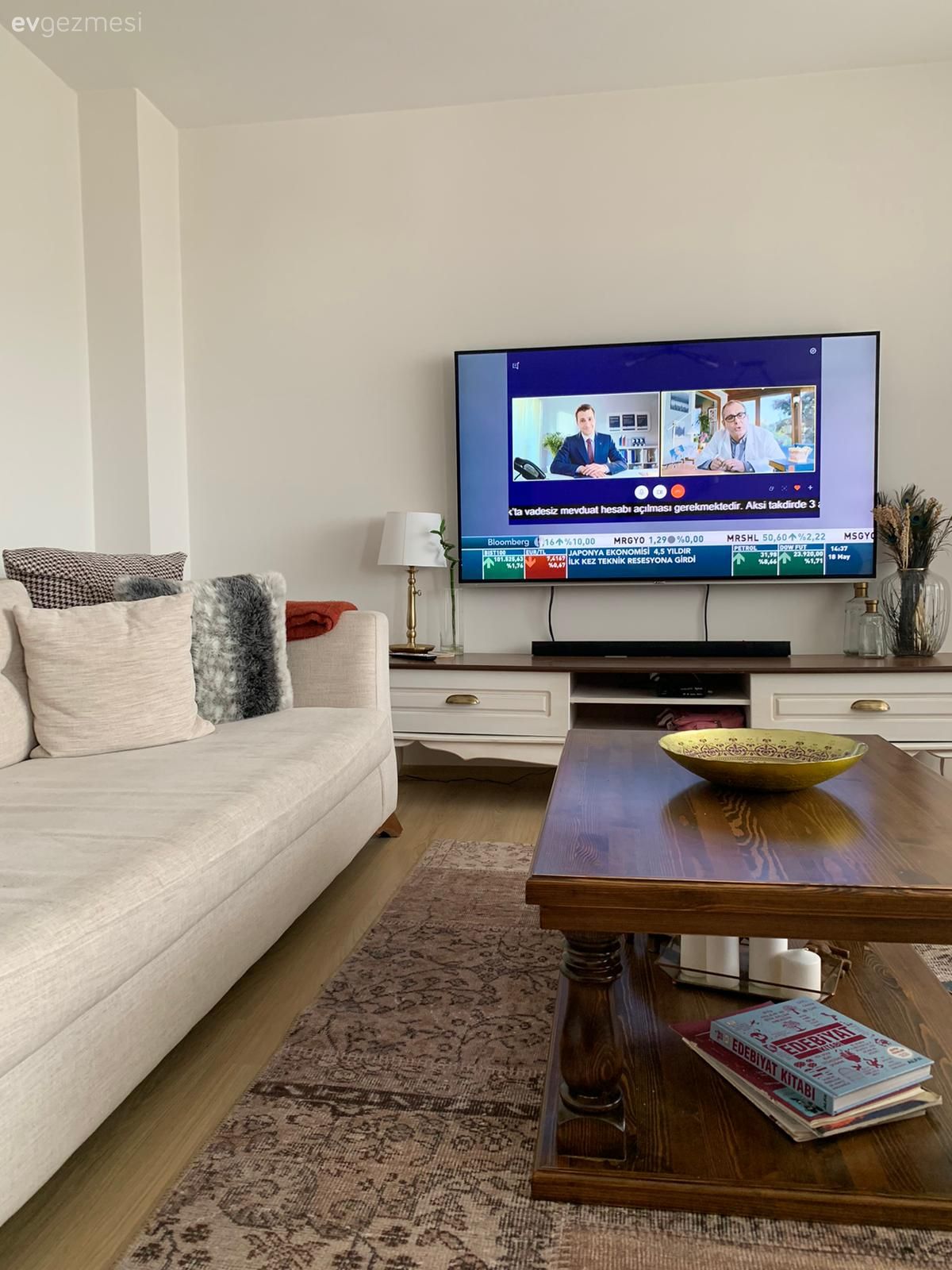 Koltuk takımı, Beyaz, Kahverengi, Orta sehpa, Sehpa, Sehpa üstü aksesuarı, Ev Aksesuar, Dekoratif Objeler, Tv ünitesi, Halı, Salon halısı