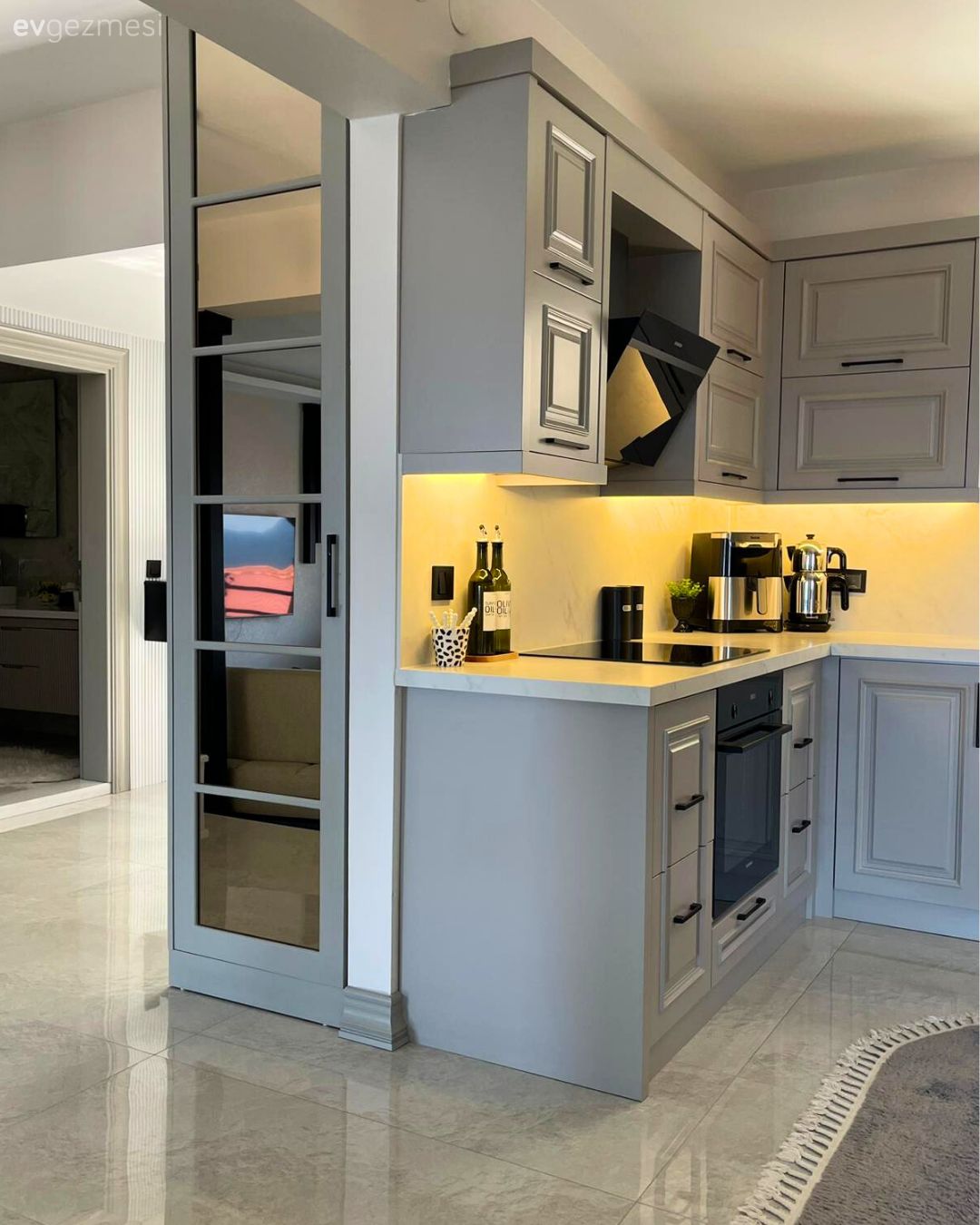 Mutfak, Gri, Bej, Beyaz, Mutfak tezgahı, Mutfak tezgah arası, Tezgah arası seramik, Ankastre, Davlumbaz, Kapı , Mutfak zemin seramikleri