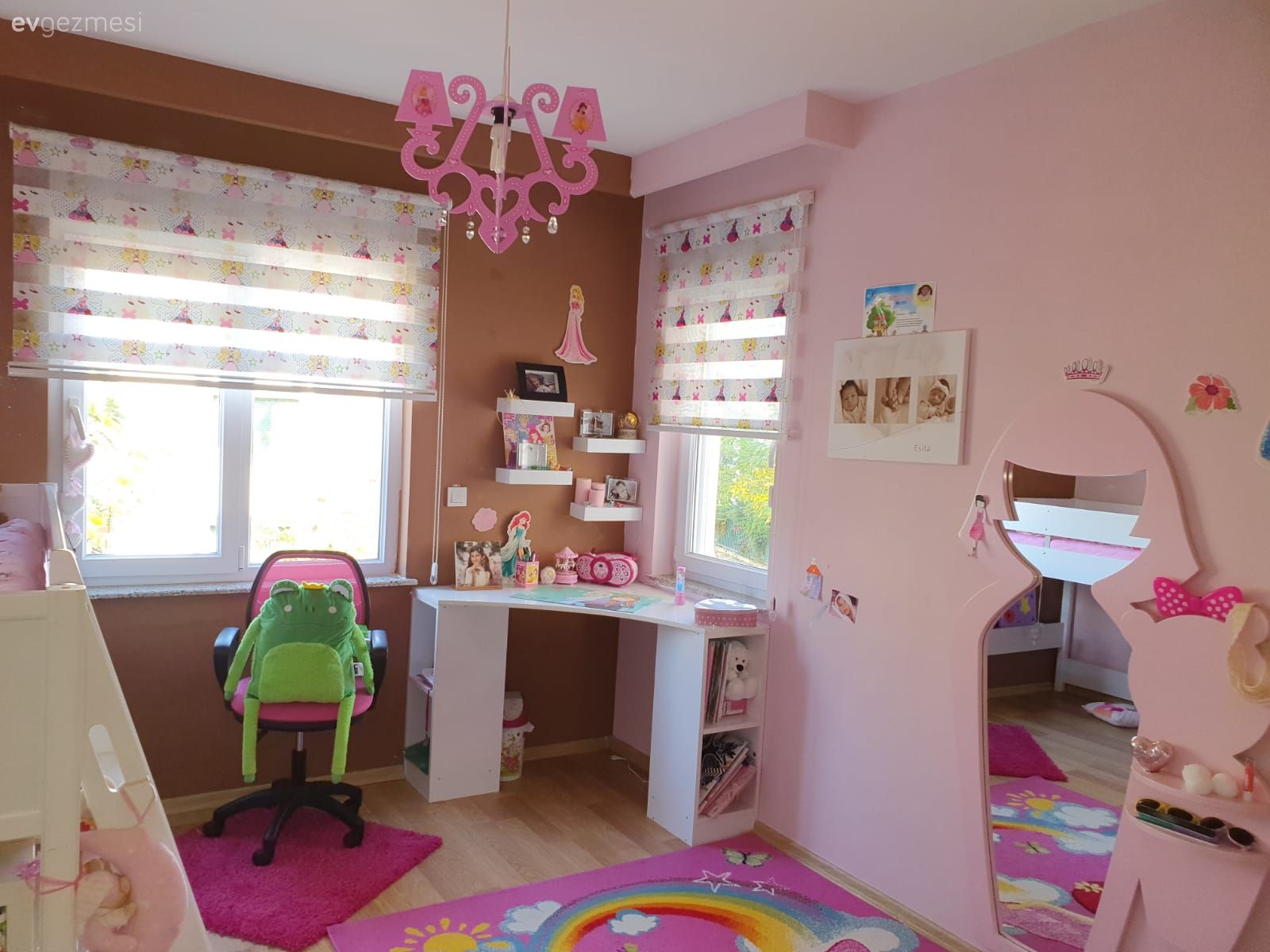 Çocuk Odası, Beyaz, Çocuk odası perdesi, Çocuk odası duvar dekorasyonu, Çocuk odası halısı, Avize, Aydınlatma, Çocuk odası aydınlatması, Dolap, Pembe, Zebra Perde, Perde, Boy aynası, Ayna