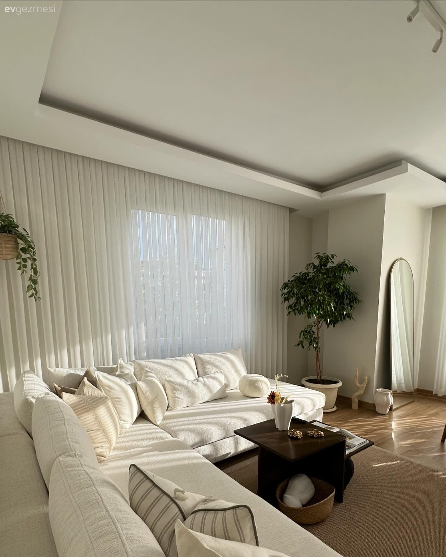 Bu Dekorda Köşe Koltuk ve Yuvarlak Masa Konforun Sinyallerini Veriyor!