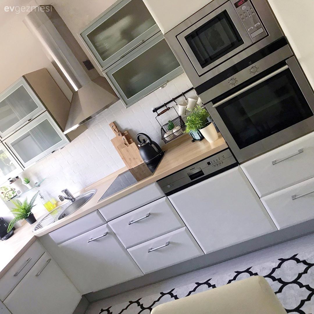 Beyaz, Siyah, Gri, Mutfak, Mutfak tezgahı, Ahşap mutfak tezgahı, Mutfak tezgah arası, Metro seramik, Seramik, Geometrik desen, Desenler, Halı, Mutfak halısı, Ankastre, Sandalye, Davlumbaz, Zebra Perde, Perde