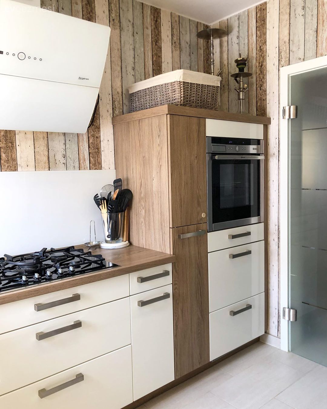 Mutfak, Beyaz ve ahşap mutfak, Mutfak tezgahı, Mutfak tezgah arası, Davlumbaz, Krem, Kahverengi, Ankastre, Mutfak duvar dekorasyonu