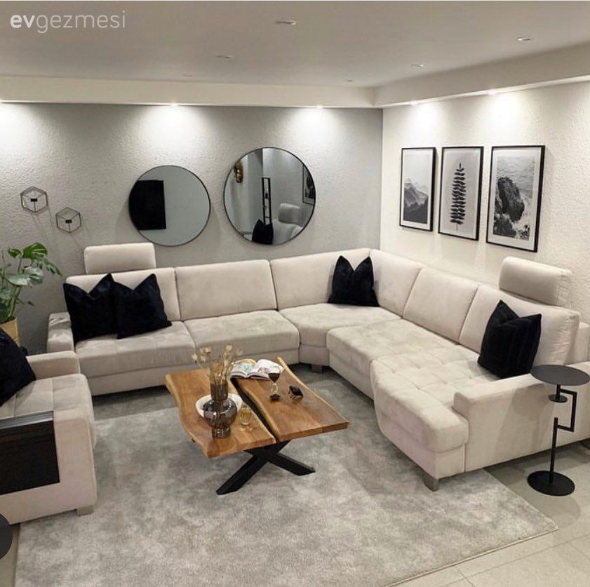 Oturma Odası, Bej, Beyaz, Siyah, Gri duvar, Köşe koltuk, Koltuk takımı, Kırlent, Ev tekstili, Orta sehpa, Sehpa, Yuvarlak ayna, Dekoratif ayna, Tablo, Duvar dekorasyonu, Spot aydınlatma, Aydınlatma, Halı, Saksı, Ev bitkisi, Sehpa üstü aksesuarı, Ev Aksesuar, Vazo, Çiçekler