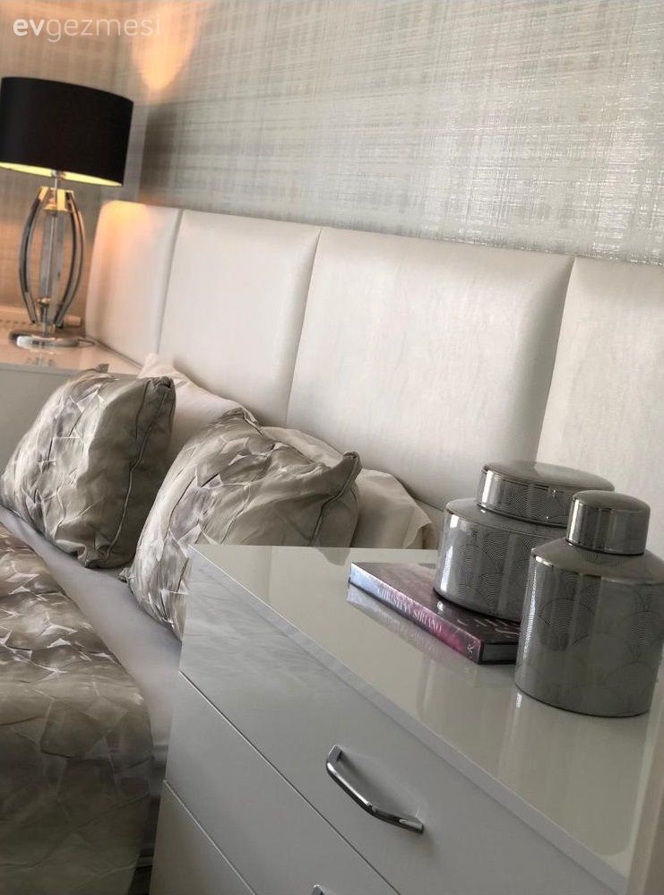 Yatak Odası, Beyaz, Bej, Siyah, Yatak başlığı, Komodin, Abajur, Aydınlatma, Ev Aksesuar, Yatak örtüsü