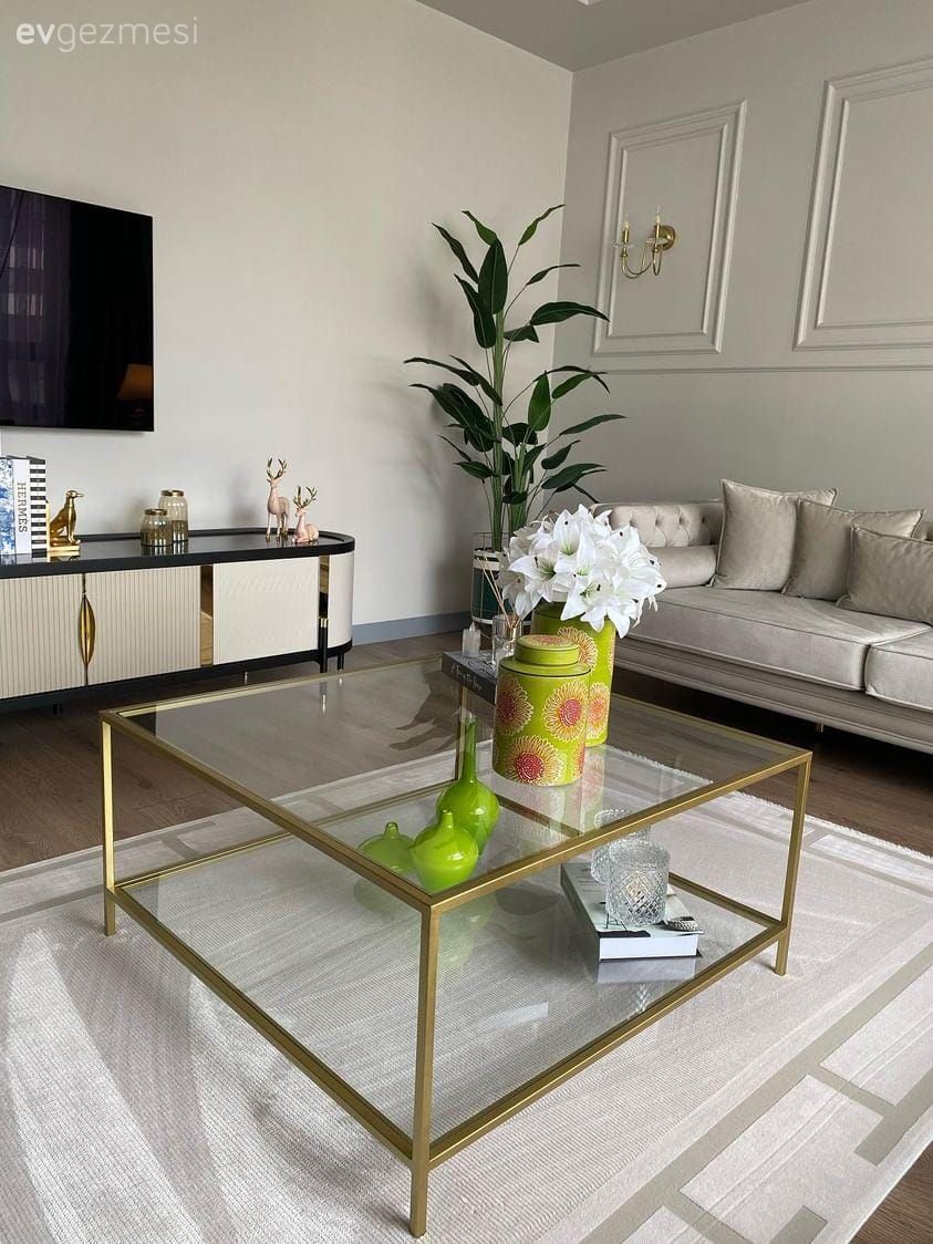 Duvar çıtalama, Beyaz, Bej, Gri, Koltuk takımı, Ev bitkisi, Tv ünitesi, Tv ünitesi aksesuarları, Ev Aksesuar, Cam orta sehpa, Orta sehpa, Dekoratif Objeler, Vazo, Halı, Salon halısı, Krem