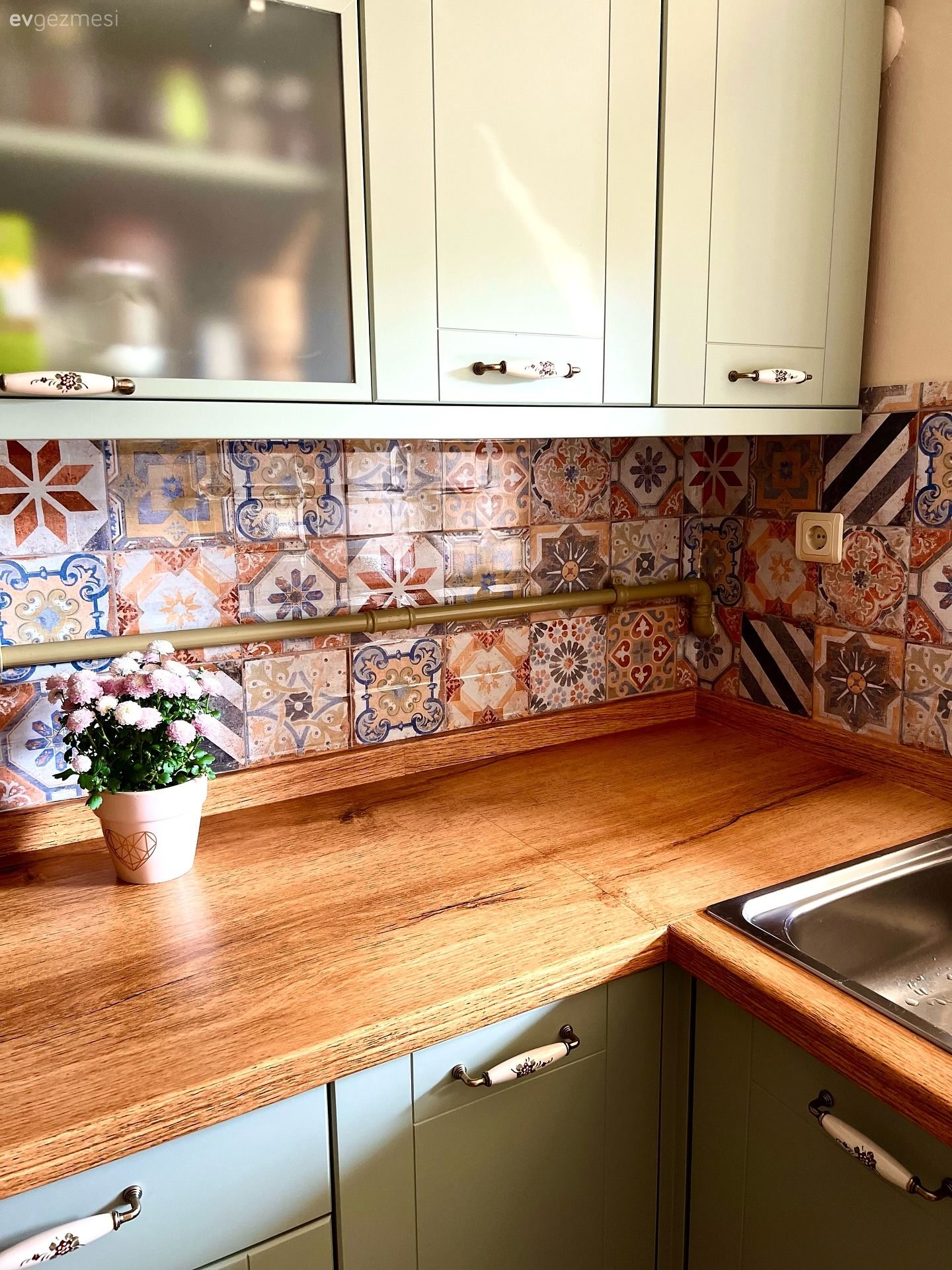 Kahverenginin Yeşile Geçiş Yaptığı Bu Mutfak İlham Dolu