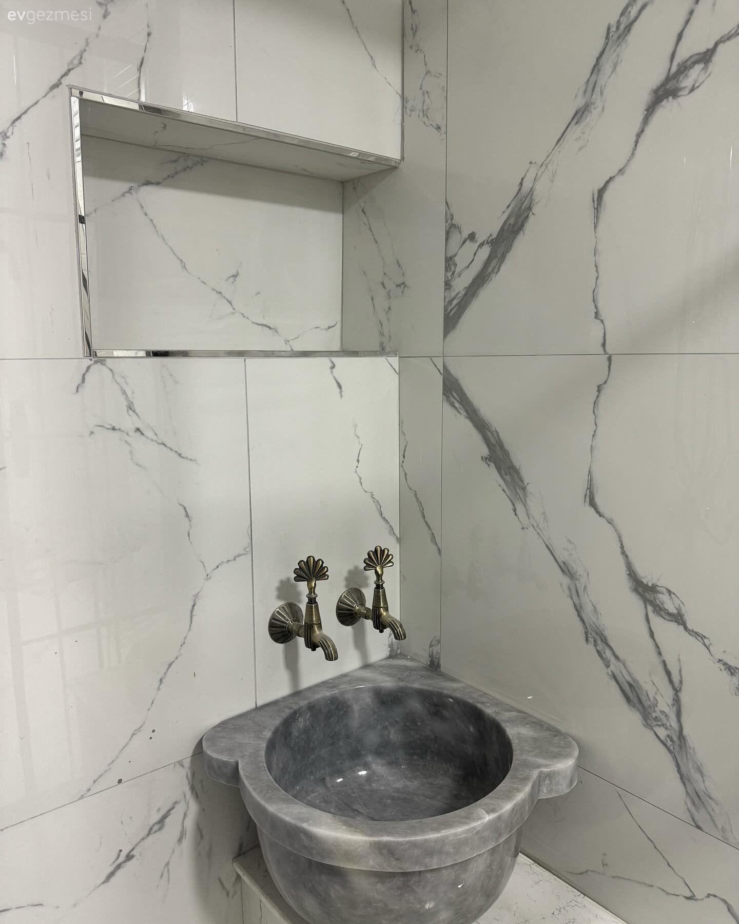 Modern Tarzı Benimseyen Bu Banyoda Geleneksel Sürprizler Var