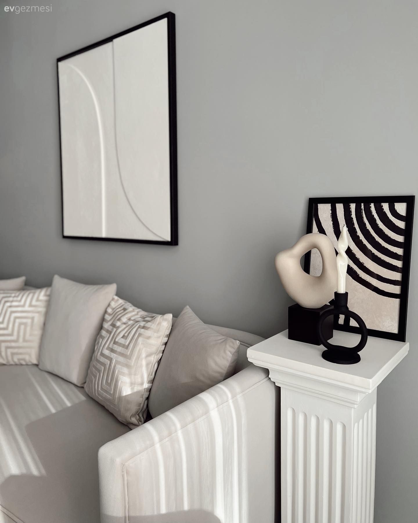 Gri duvar, Tablo, Duvar dekorasyonu, Çerçeve, Kırlent, Ev tekstili, Koltuk takımı