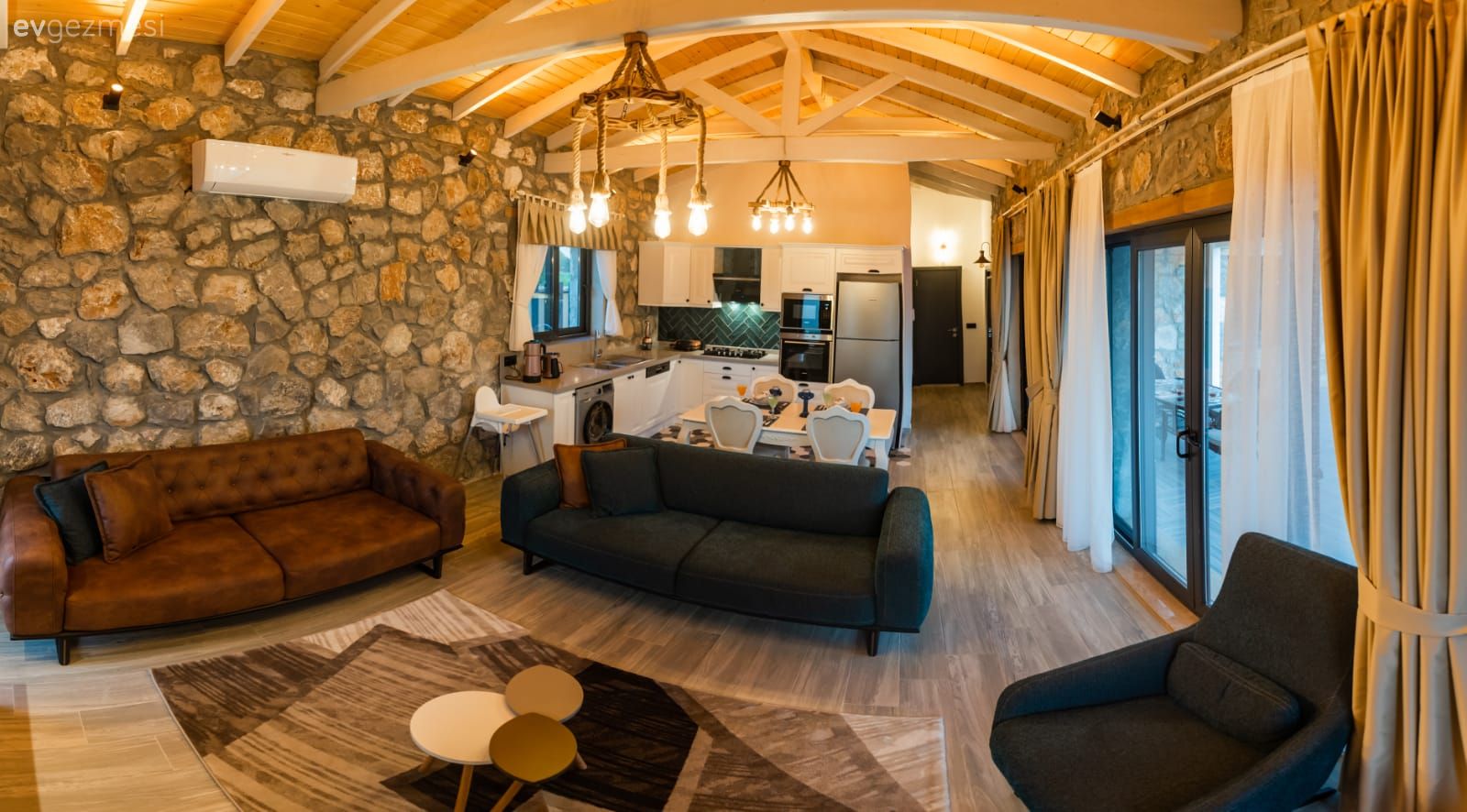 Terkedilmiş Köyün İçinde Sımsıcak Şekilde: Kayaköy'den Havuzlu Bir Ev!