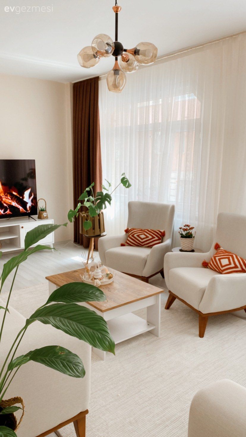 Bu Evde Beyaz ve Kremin Ferah Hali Canlı Vurgularla Desteklenmiş!