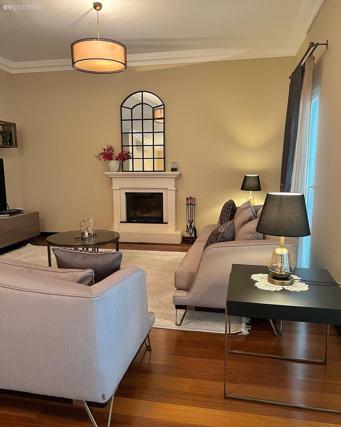 Salon, Modern, Gri, Siyah, Bej, Beyaz, Koltuk takımı, Orta sehpa, Sehpa, Kırlent, Ev tekstili, Şömine, Pencere duvar dekoru, Duvar dekorasyonu, Halı, Salon halısı, Abajur, Aydınlatma, Fon perde, Perde, Tül perde, Avize, Parke, Yan sehpa