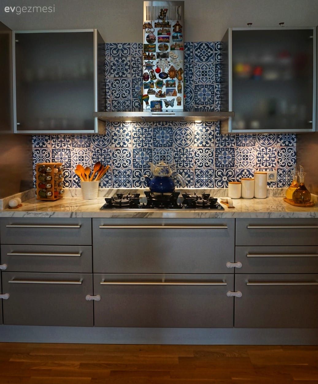 Mutfak, Gri, Mavi, Beyaz, Mutfak tezgahı, Mutfak tezgah arası, Tezgah arası seramik, Davlumbaz, Mutfak aksesuarları, Parke