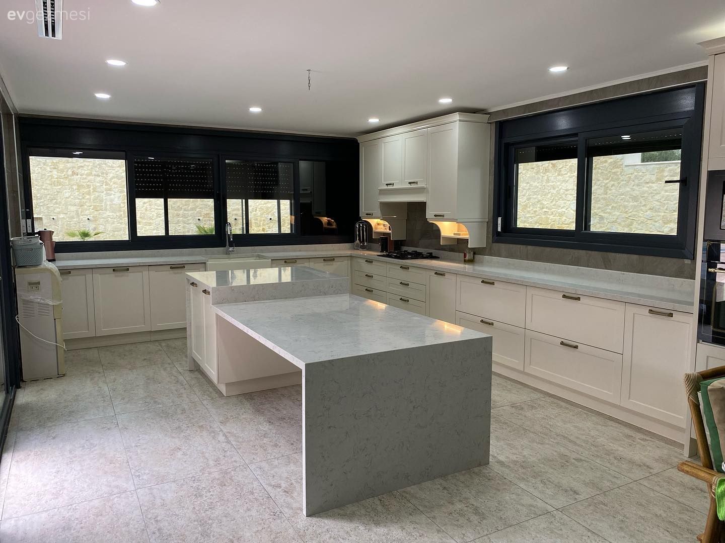 Bu Geniş Mutfakta Alanın Hakkını Verecek Tasarımlara Başvurulmuş!