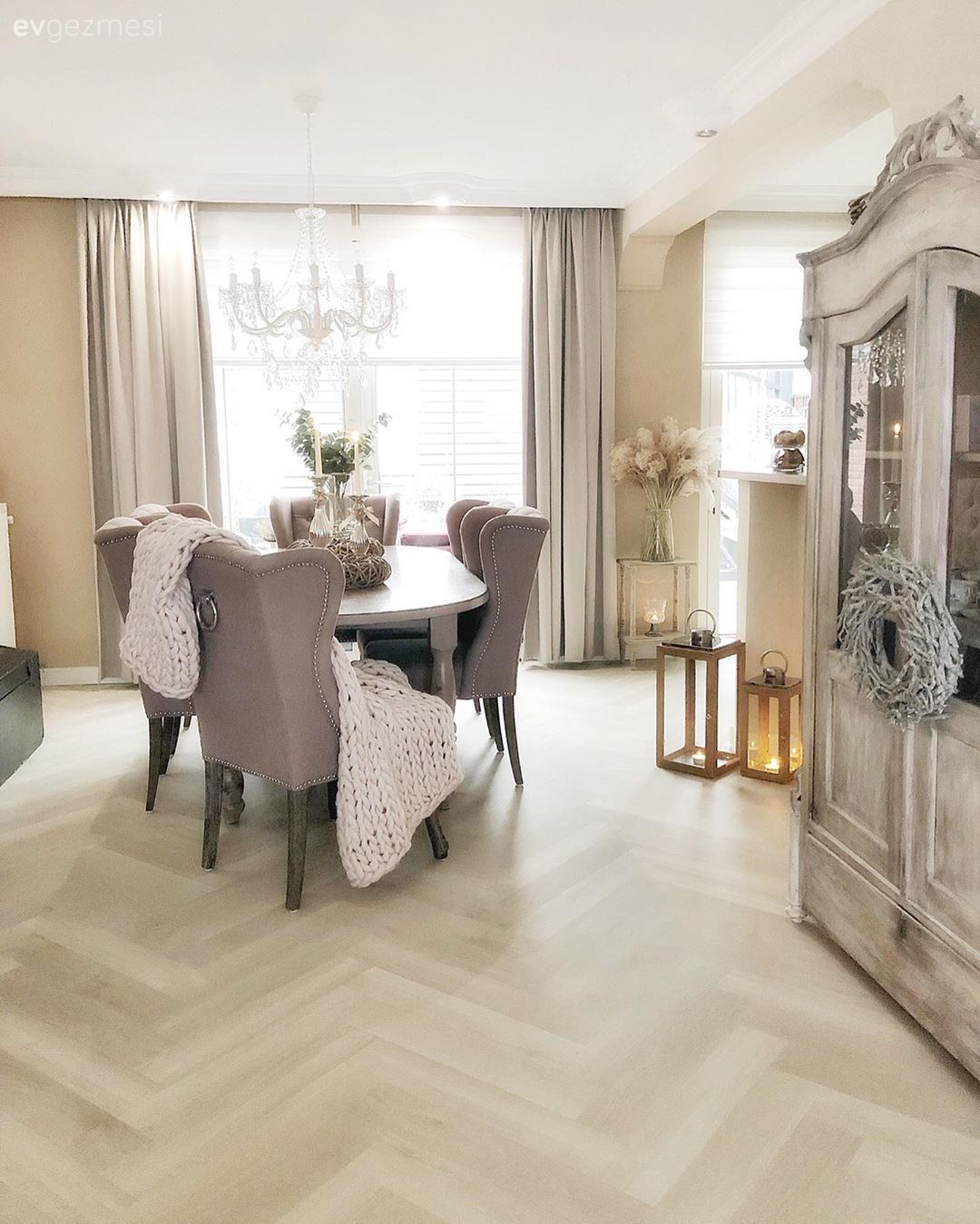 Yemek Odası, Vizon, Bej, Krem, Parke, Modern, Country, Vitrin, Oymalı mobilya, Fon perde, Perde, Sandalye, Yemek masası, Fener, Ev Aksesuar, Vazo, Çiçekler