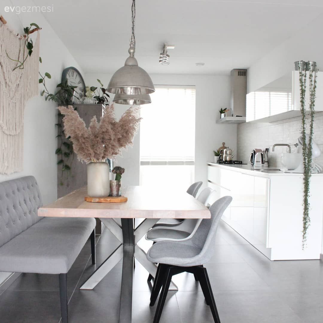 Modern, Mutfak, Beyaz mutfak, Modern mutfak, Amerikan Mutfak, Yemek masası, Sandalye, Krom sarkıt, Mutfak tezgahı, Mutfak tezgah arası, Mutfak aksesuarları, Açık konsept yaşam alanı, Vazo, Ev Aksesuar, Pampas otu