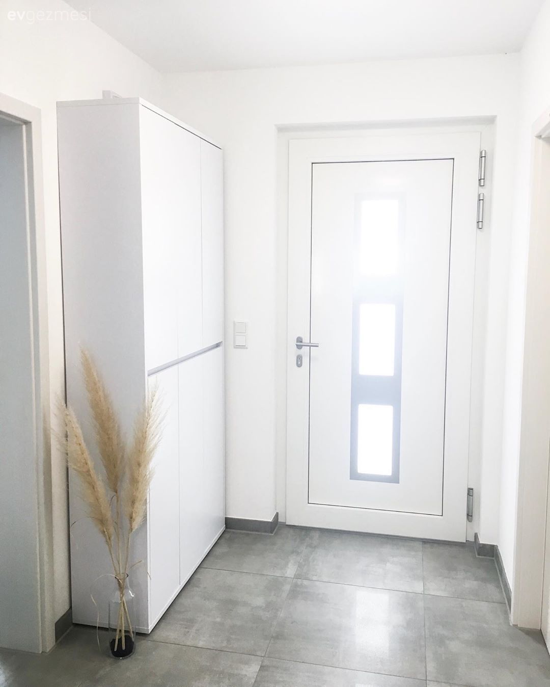 Ev Gezmesi: Siyah ve Beyazı Ayırmaya Kıyamayan Şık Bir Dekor