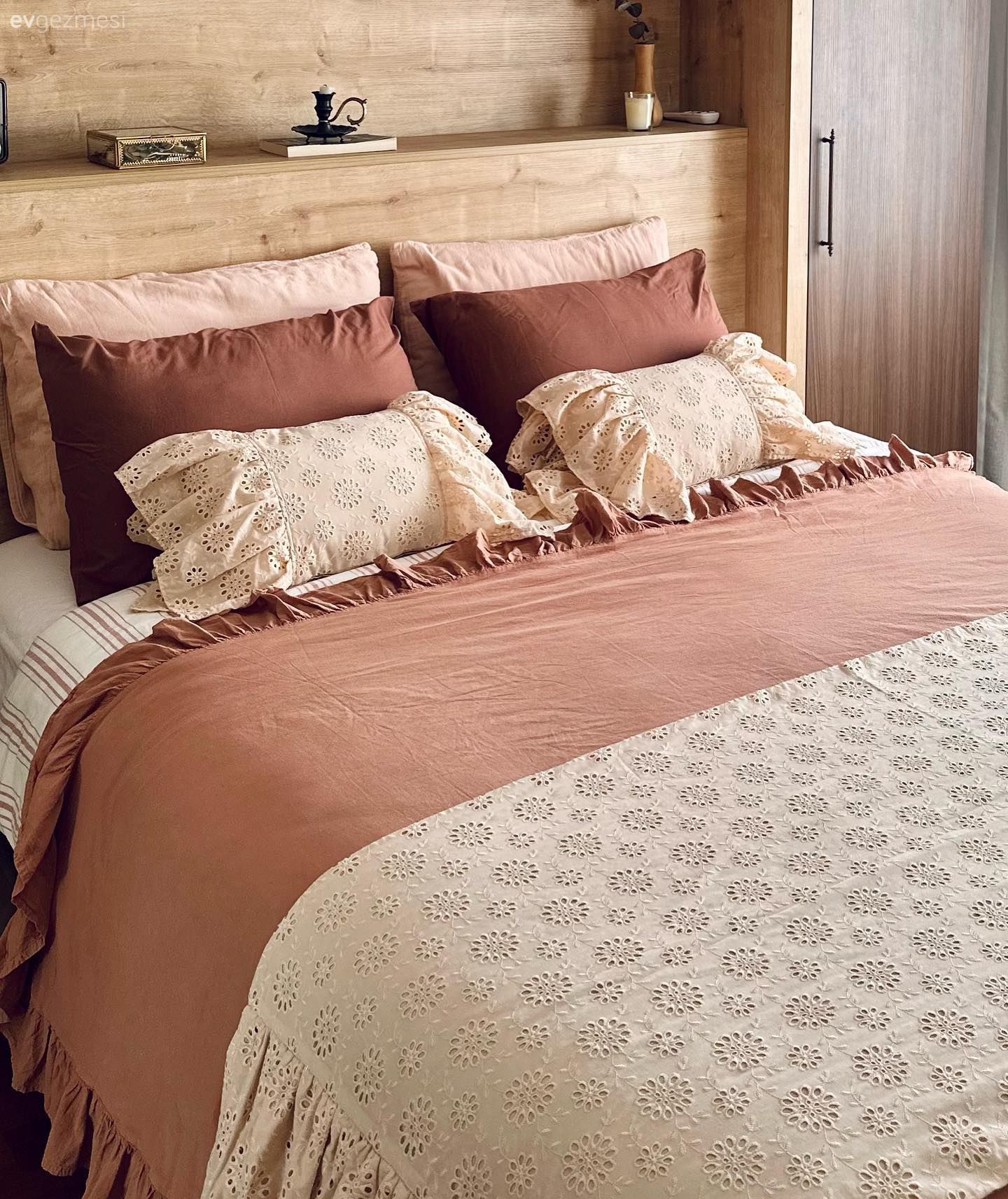 Öncesi&Sonrası: Bu Country Yatak Odası Şimdi Daha Romantik!