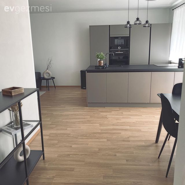 Açık konsept yaşam alanı, Modern, Modern mutfak, Mutfak, Siyah, Füme, Ada mutfak, Ankastre, Kulpsuz mutfak dolabı, Mutfak Avize Modelleri, Mutfak tezgahı, Mutfak tezgah arası, Tezgah arası seramik