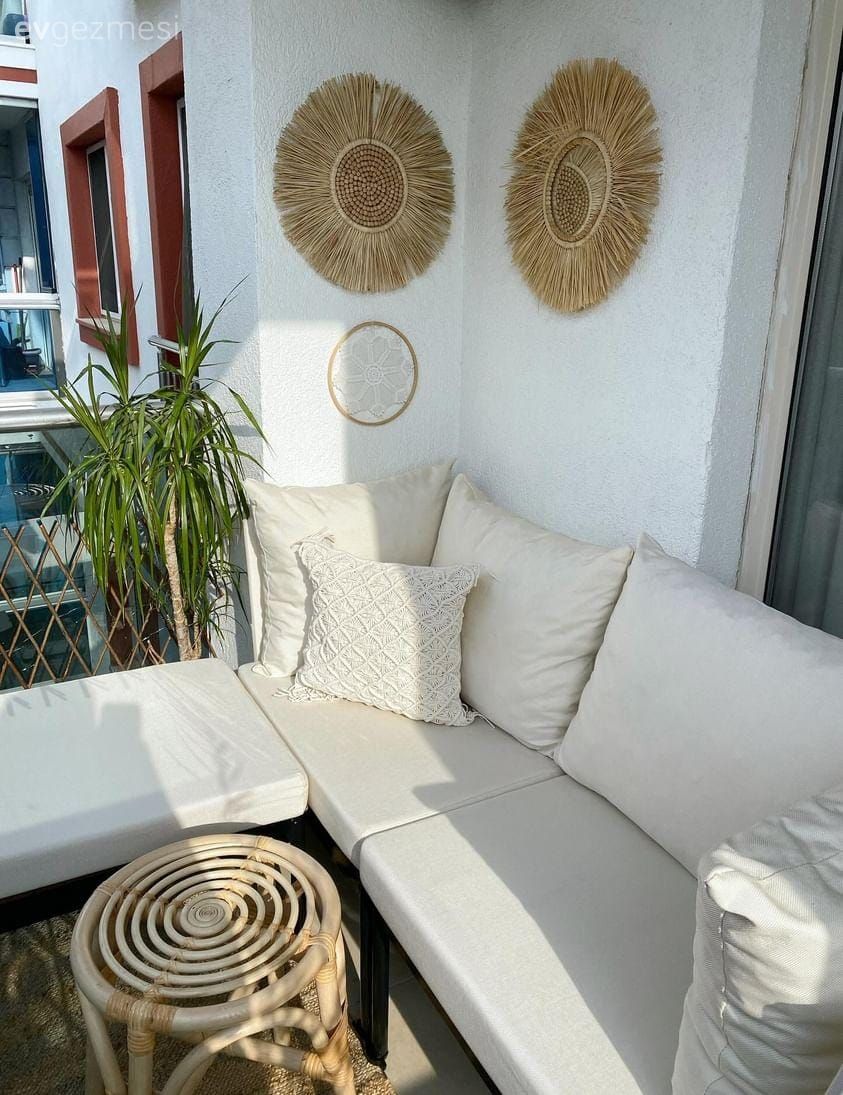 Koltuk Aynı Görünümler Farklı! Portatif Mobilyanın Gücüne Örnek Bir Balkon!