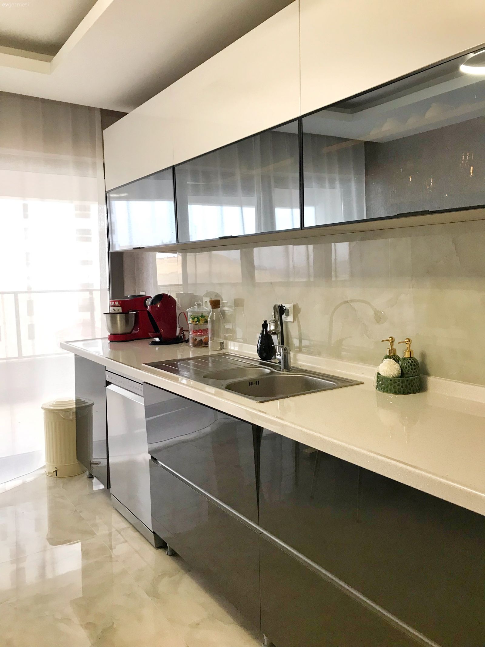 Mutfak, Beyaz, Siyah, Modern mutfak, Kulpsuz mutfak dolabı, Mutfak tezgahı, Mutfak tezgah arası, Mutfak zemin seramikleri, Mutfak aksesuarları, Renkli ev aleti