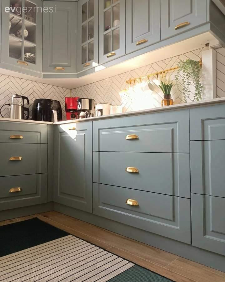 Mutfak, Yeşil mutfak, Yeşil, Beyaz, Gri, Mutfak tezgahı, Mutfak tezgah arası, Tezgah arası seramik, Mutfak aksesuarları, Mutfak halısı, Mutfak Avize Modelleri, Davlumbaz, Mutfak rafı, Mutfak perdesi, Pencere önü eviye, Eviye 