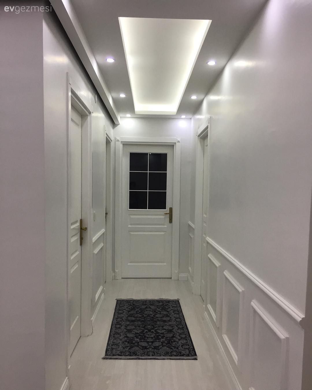 Hol, Yolluk, Halı, Duvar çıtalama, Asma tavan, Spot aydınlatma, Aydınlatma, Beyaz, Beyaz kapı