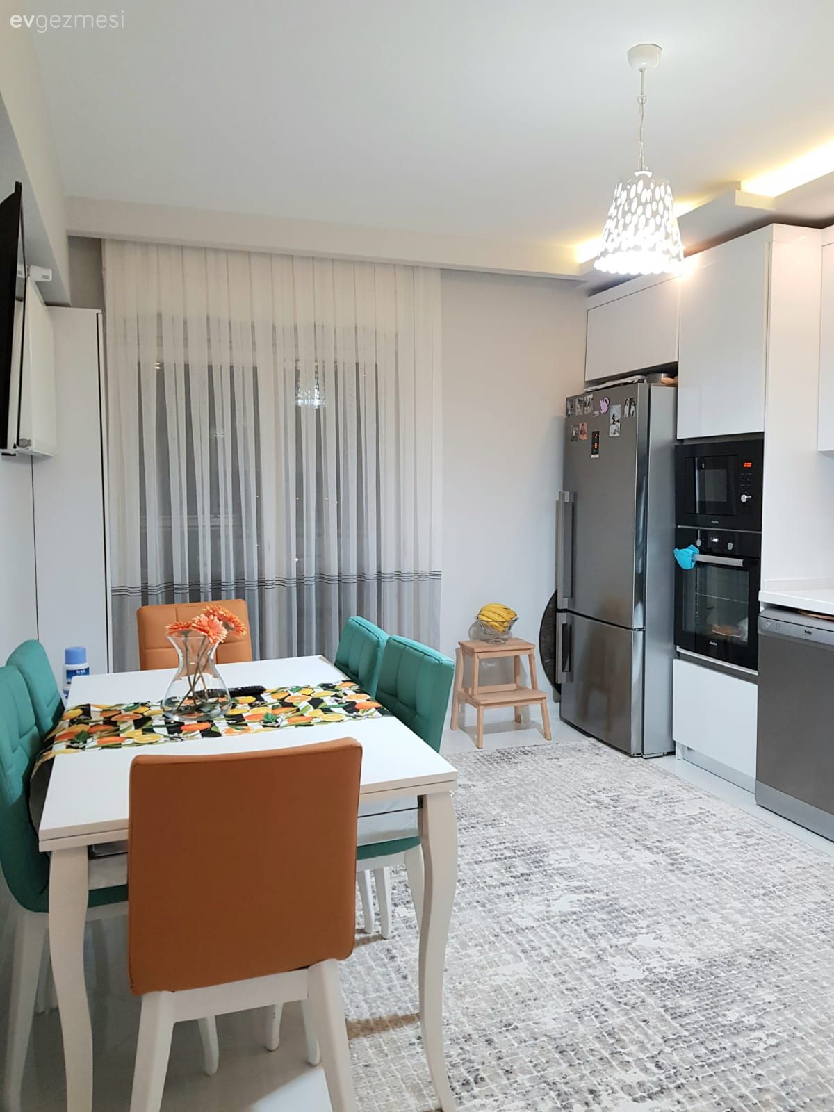 Mutfak, Beyaz, Yeşil, Siyah, Modern mutfak, Kulpsuz mutfak dolabı, Mutfak tezgahı, Mutfak tezgah arası, Mutfak masası, Sandalye, Ankastre, Mutfak halısı, Turuncu, Tül perde, Perde