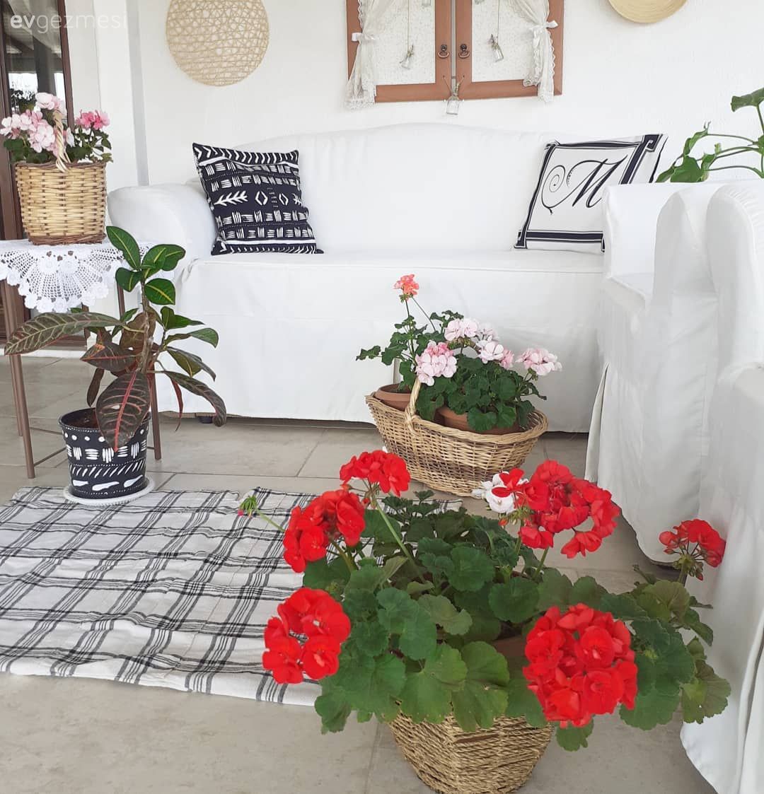 Teras, Balkon çiçekleri, Beyaz, Kırmızı, Balkon oturma grubu, Balkon, Balkon halısı, Saksı, Balkon duvar dekorasyonu, Kırlent, Ev tekstili