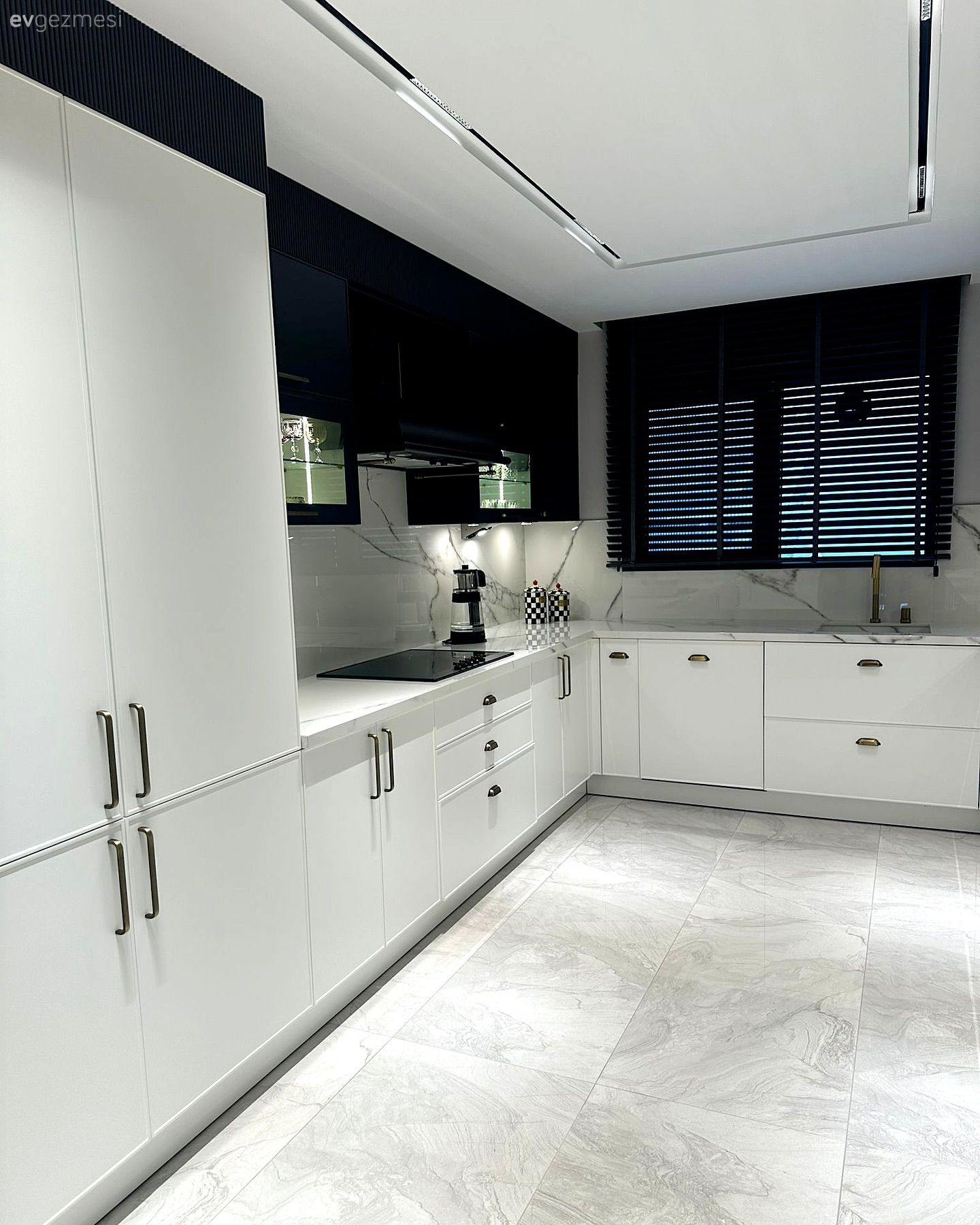 Mutfak, Modern, Siyah, Beyaz, Siyah- Beyaz, Mutfak tezgahı, Mutfak tezgah arası, Porselen tezgah, Led aydınlatma, Aydınlatma, Mutfak perdesi, Mutfak zemin seramikleri, Elektrikli Ocak, Cam Ankastre, Davlumbaz